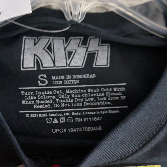 NWT KISS Band World Tour '77 Graphic Print T-Shirt Size Small - Picture 2 of 2
